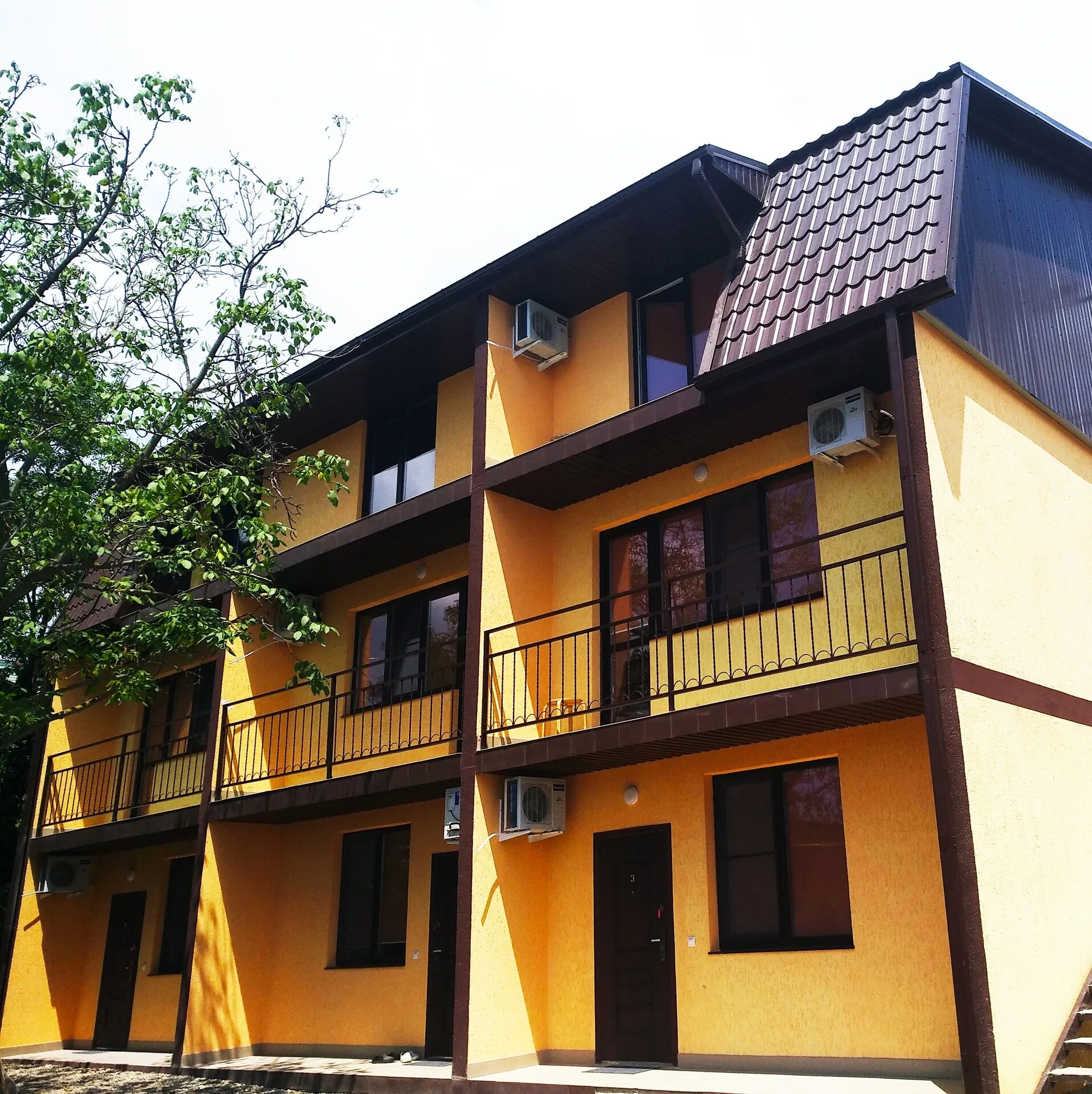 Агой дорожник 51. Агой валенсия гостевой дом. 27. Агой таунхаус на берегу моря. Село агой гостиничный комплекс радуга.