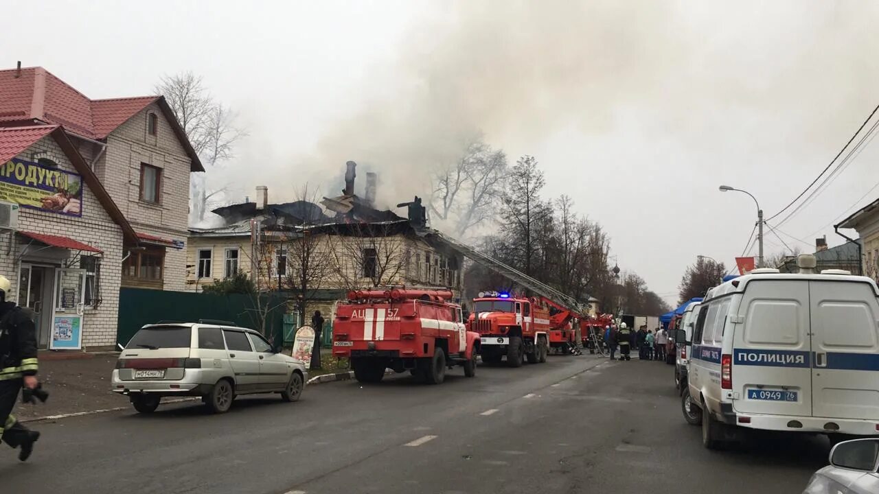 Трагедия в ярославской области. Ростов Великий Ленинская 13 пожар. Пожар Ростов Великий 19. Пожар на улице. Сгорел дом в Данилове.