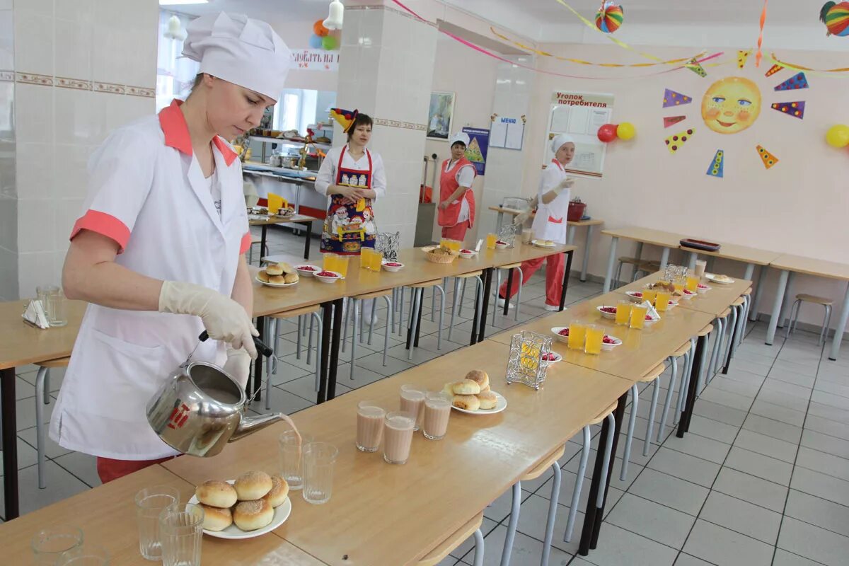 В школьной столовой. Школьные столовые. Питание в школе. Столовая в школе обед. Качество питания в школе