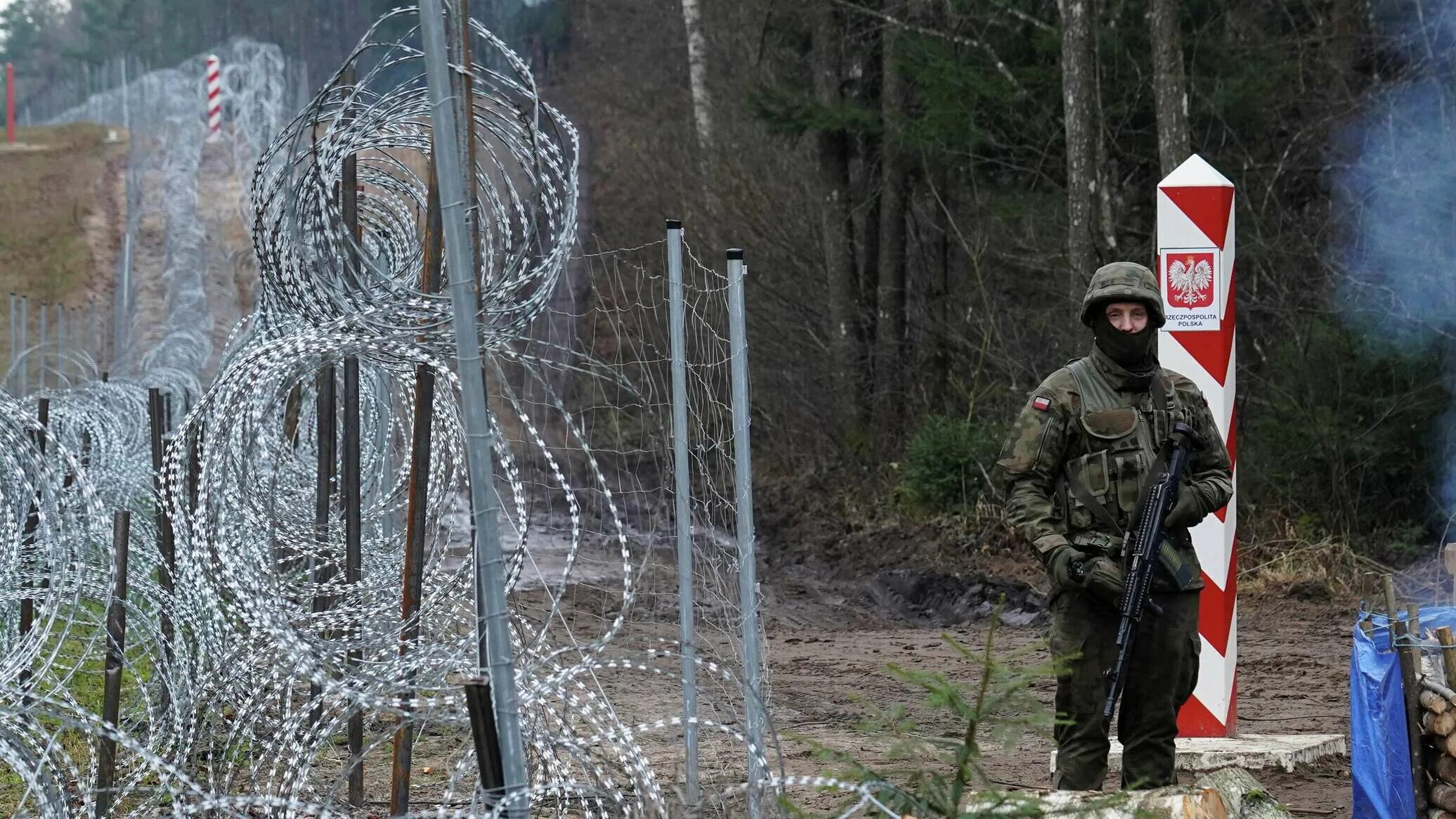 Польские и Белорусские пограничники. Забор на белорусско литовской границе. Польско-белорусская граница. Заграждения на границе с Белоруссией. Сбежал в литву