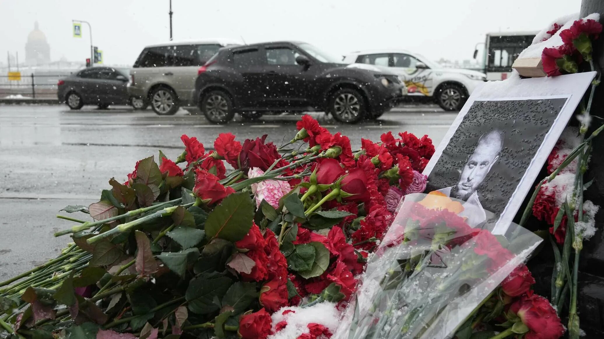 Белый дом выразил соболезнования. Цветы на месте гибели татарского.