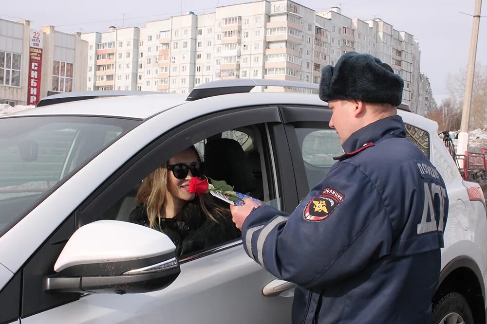 Салон весны ДПС. Сотрудники ГАИ Калининград. Сотрудник ГИБДД для презентации. Гибдд дарит цветы