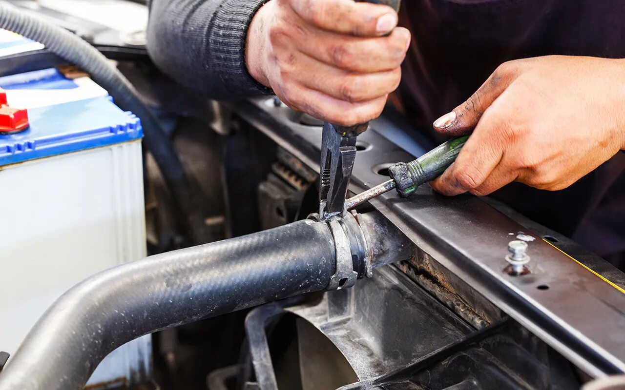 Диагностирование системы охлаждения. Инструмент для опрессовки системы охлаждения автомобиля. Диагностика системы охлаждения двигателя. Техническое обслуживание двигателя. Чистка радиатора автомобиля.