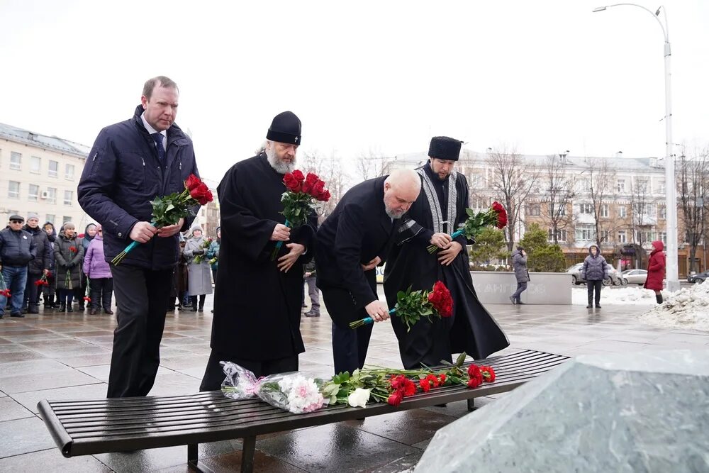 Зимняя вишня кемерово дата трагедии. Парк ангелов кемерово зимняя вишня. кемерово трагедия 2018 зимняя вишня. возложение цветов к памятнику. цветы на памятник.