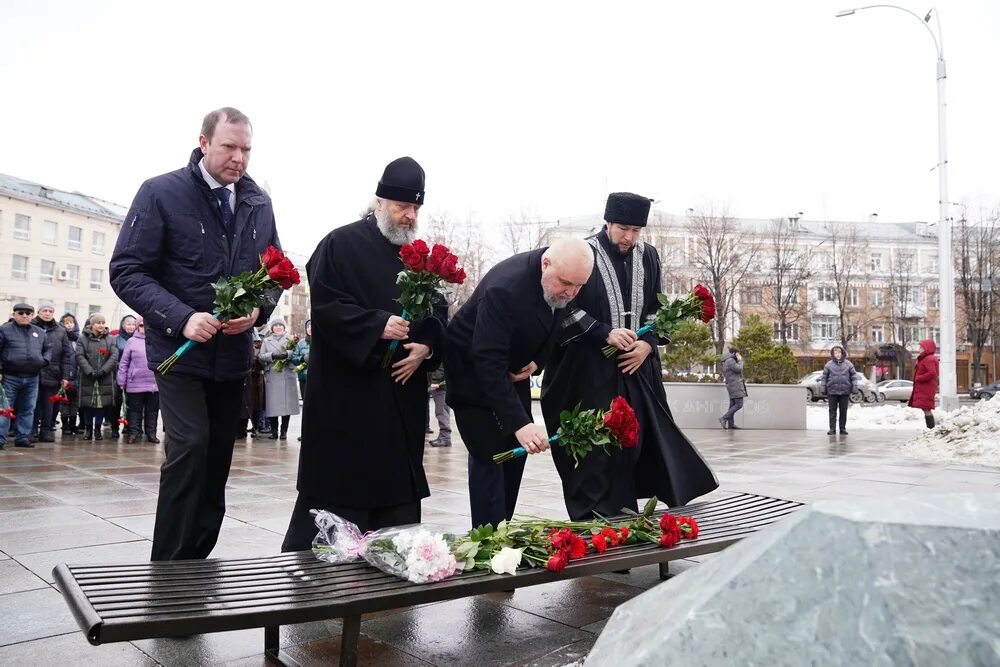 Годовщина кемерово. Кемерово 25.03.2018 зимняя вишня. Парк ангелов Кемерово зимняя вишня. Кемерово трагедия 2018 зимняя вишня. Возложение цветов к памятнику.