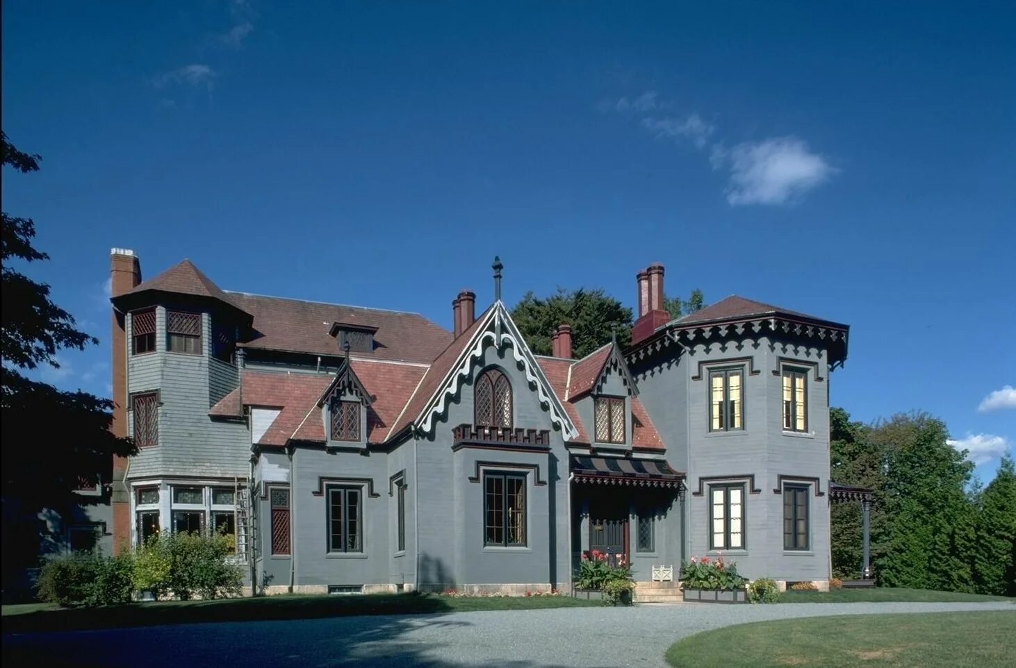 Архитектура американского пригорода. Красивые дома. Дом в нормандском стиле. Особняк в викторианском стиле США.
