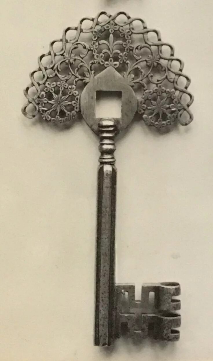 Уникальный ключ. Старинный ключ. Старинный ключик. Антикварный ключ. Красивый старинный ключ.