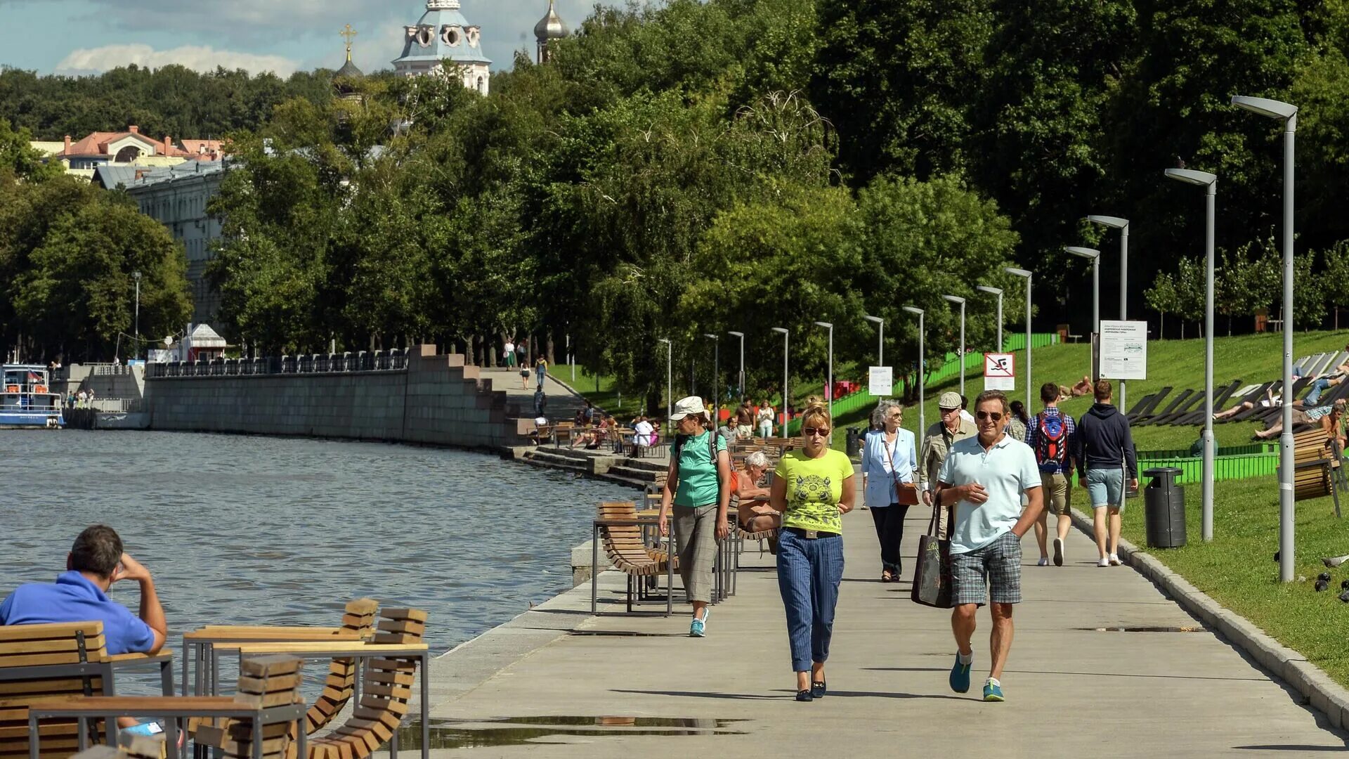 Прогулка сегодня. Москва прогулка. воробьёвы горы гулять. девушки набережная москвы-реки. парк воробьевы горы москва.