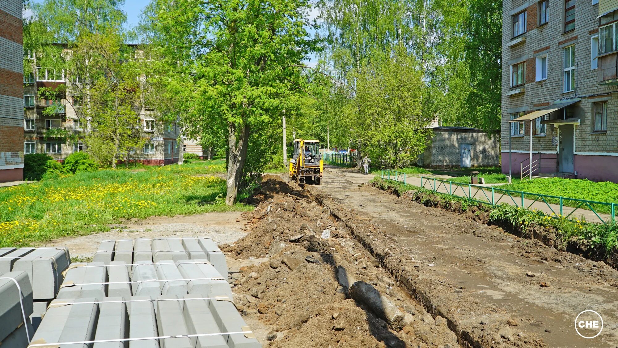 Установка дворовых бордюров. Фото подготовка к установке бордюра.