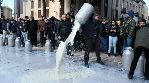 Вылейте молоко