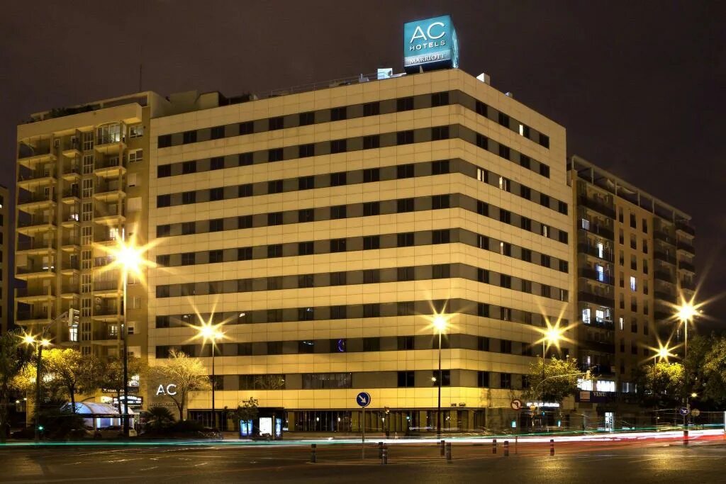 Туристы в валенсии. Арабиан парк отель дубай. Валенсия отели 5 звезд. Arabian park hotel dubai 3. Отель валенсия.