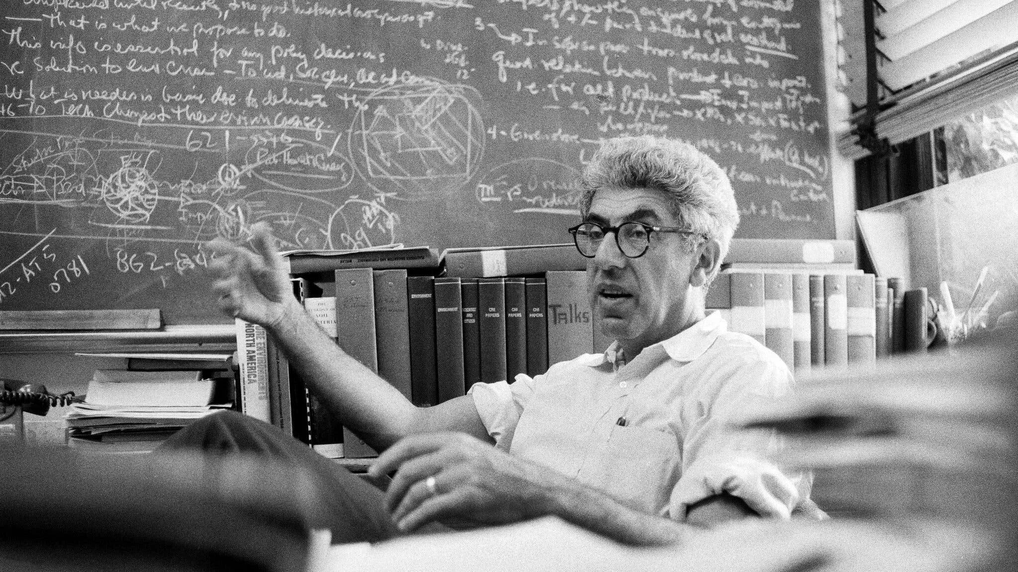 Stuart kauffman. Барри коммонер эколог. Физика картинки. Барри коммонер фото. Профессор в очках.