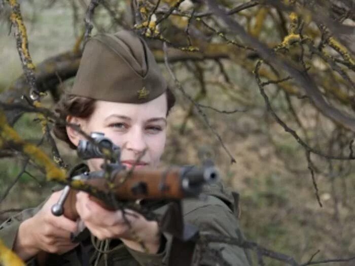 Про девушку снайпера в великую. Снайпер павличенко людмила. Виктория толстоганова на безымянной высоте. Людмила павличенко битва за севастополь. Битва за севастополь фильм 2015 юлия пересильд.