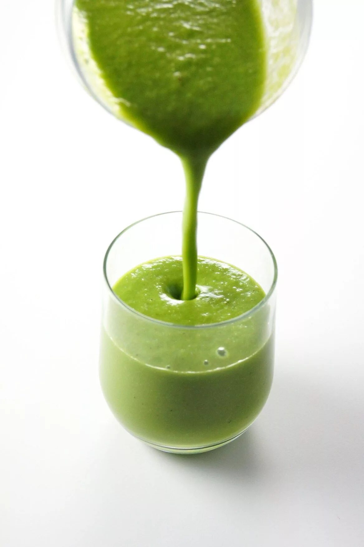 Green shake. Стакан зеленого смузи. Коктейль смузи из зеленых продуктов. Detox Superfood смузи. Зеленый смузи для похудения.