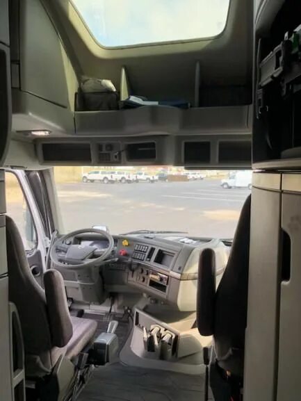 Вольво внл кабина. Volvo vnl 860 кабина. volvo vnl 860 interior. volvo vnl 780 interior. truck volvo vnl 860.