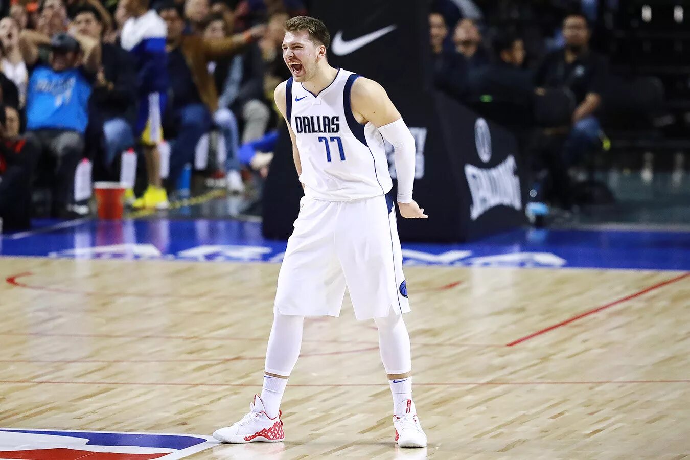 Dallas mavericks. Баскетбольная одежда для парней. Adidas marvel кроссовки basketball. Лу уильямс кроссовки. Костюм баскетболиста.