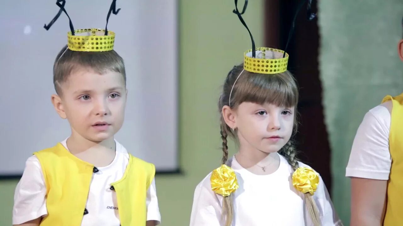 Песня детский садик в нашем городе. Зажигает светлячок свой фонарик маячок. детский сад песенка архангельск. форма лесниковский. песня на 9 мая в детском саду.