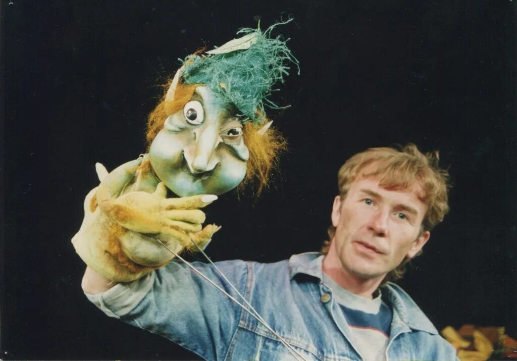 Актеры театра марионеток. Театр кукол арлекин омск спектакли. Кукольный артист. Кукла-актёр. Кукольный артист.