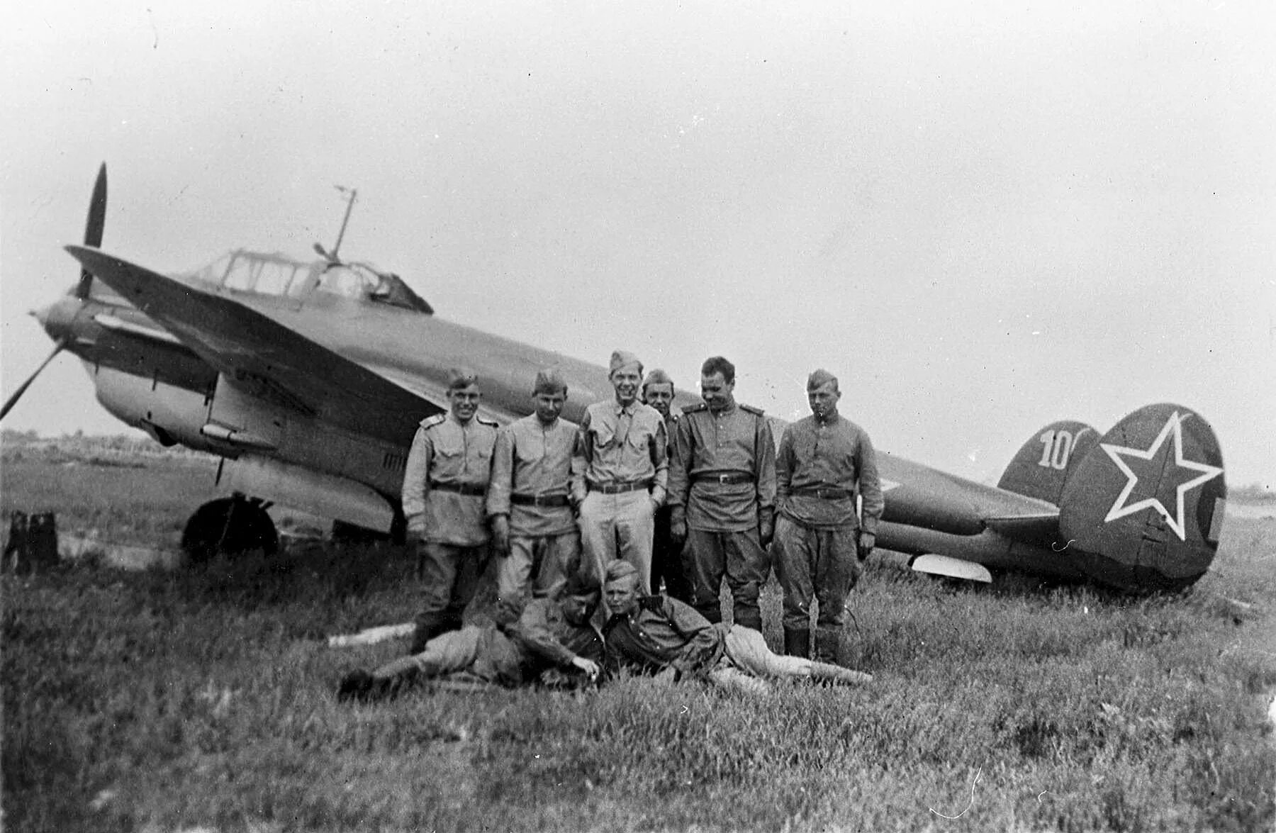 Советский самолет 1945. Петляков пе-2. Пе-2 Штурман. Пе 2 самолет ВОВ. Советский пикирующий бомбардировщик пе-2.