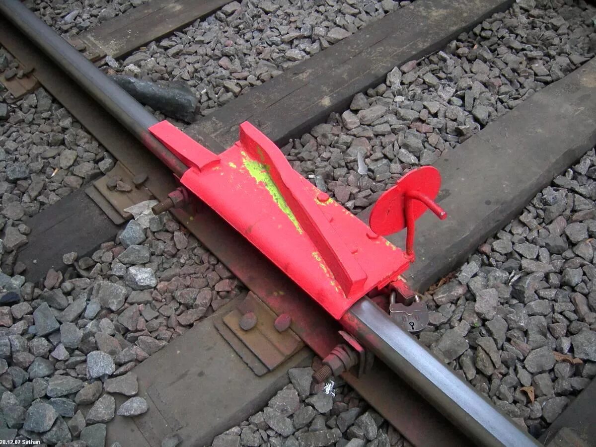 Колесосбрасывающий башмак. Упор тормозной стационарный утс-380. Колесосбрасывающий башмак. Башмак сбрасывающий ксб-р65. Колесосбрасывающий башмак.