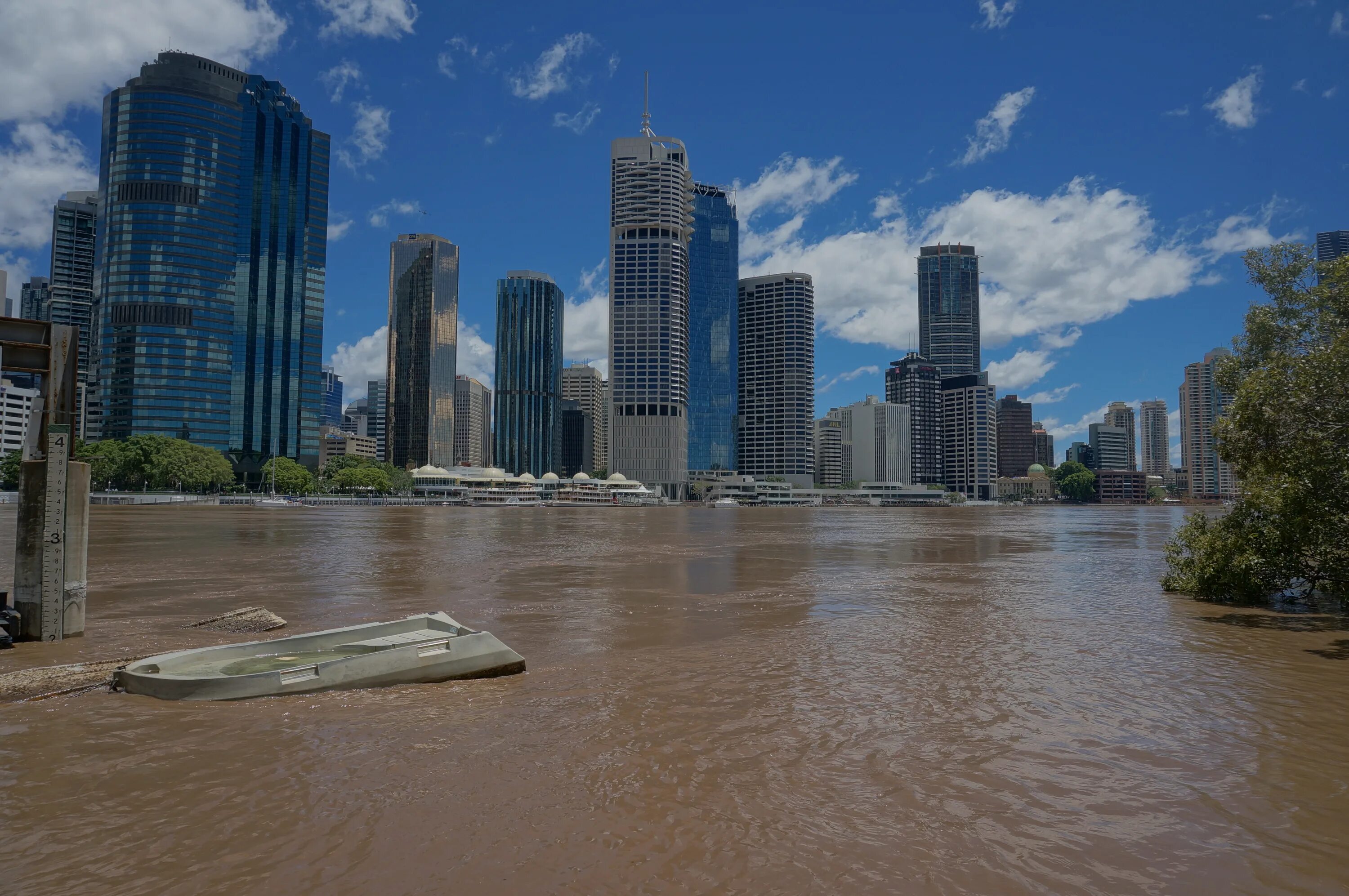 Столица дождей город. Город Биг Брисбен. Наводнение. Высокие большие наводнения. Наводнение в больших городах.