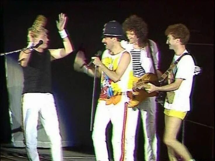 Концерт queen 1986. Фредди меркьюри wembley 1986. Концерт queen 1986. Фредди меркьюри группа. Брайан мэй на концерте queen 1986.