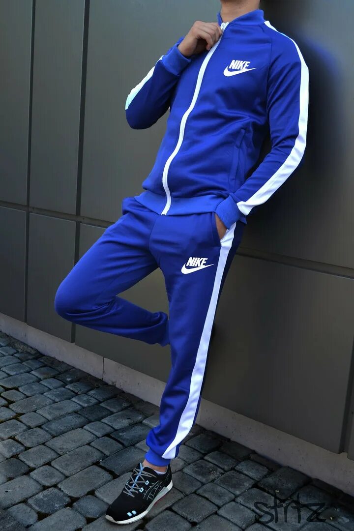 Можно ли в спортивном костюме в. Костюм спортивный мужской Пума 5566. Спортивный костюм найк с лампасами тёмно синий мужские. Мужской спортивный спортивка Пума. Спортивный костюм мужской эластик Nike.