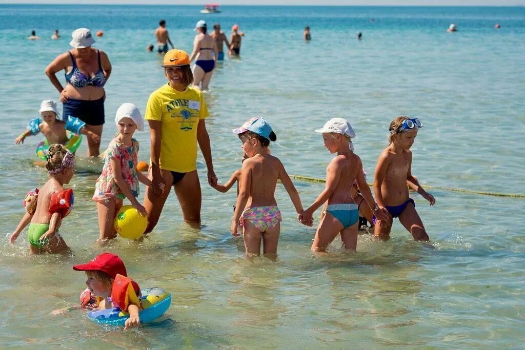 Отдых с детьми в крыму все включено. Романова Евпатория. Детские пляжи в Евпатории. Крым для детей Евпатория. Дети море Евпатория.