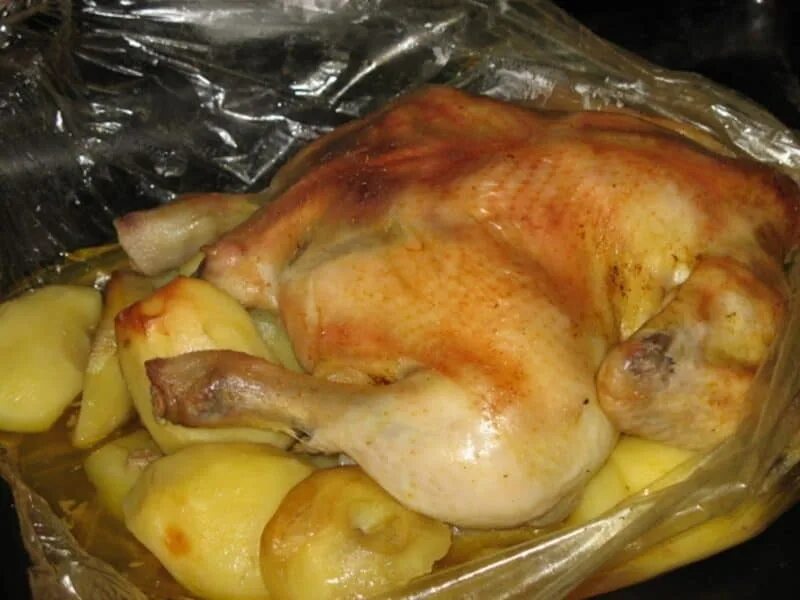 Целую курицу в духовке в рукаве. Курица с картошкой в рукаве. Курица с картошкой в духовке в рукаве. Запечь курицу в рукаве. Курочка с картошкой в духовке в рукаве.