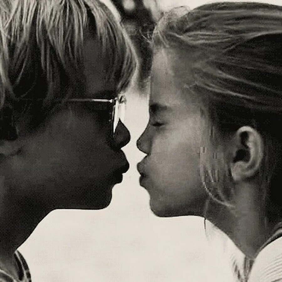 Daughter dp. Детский поцелуй. Французский поцелуй детей. Любовь детей 12 лет. Поцелуй мальчика и девочки.