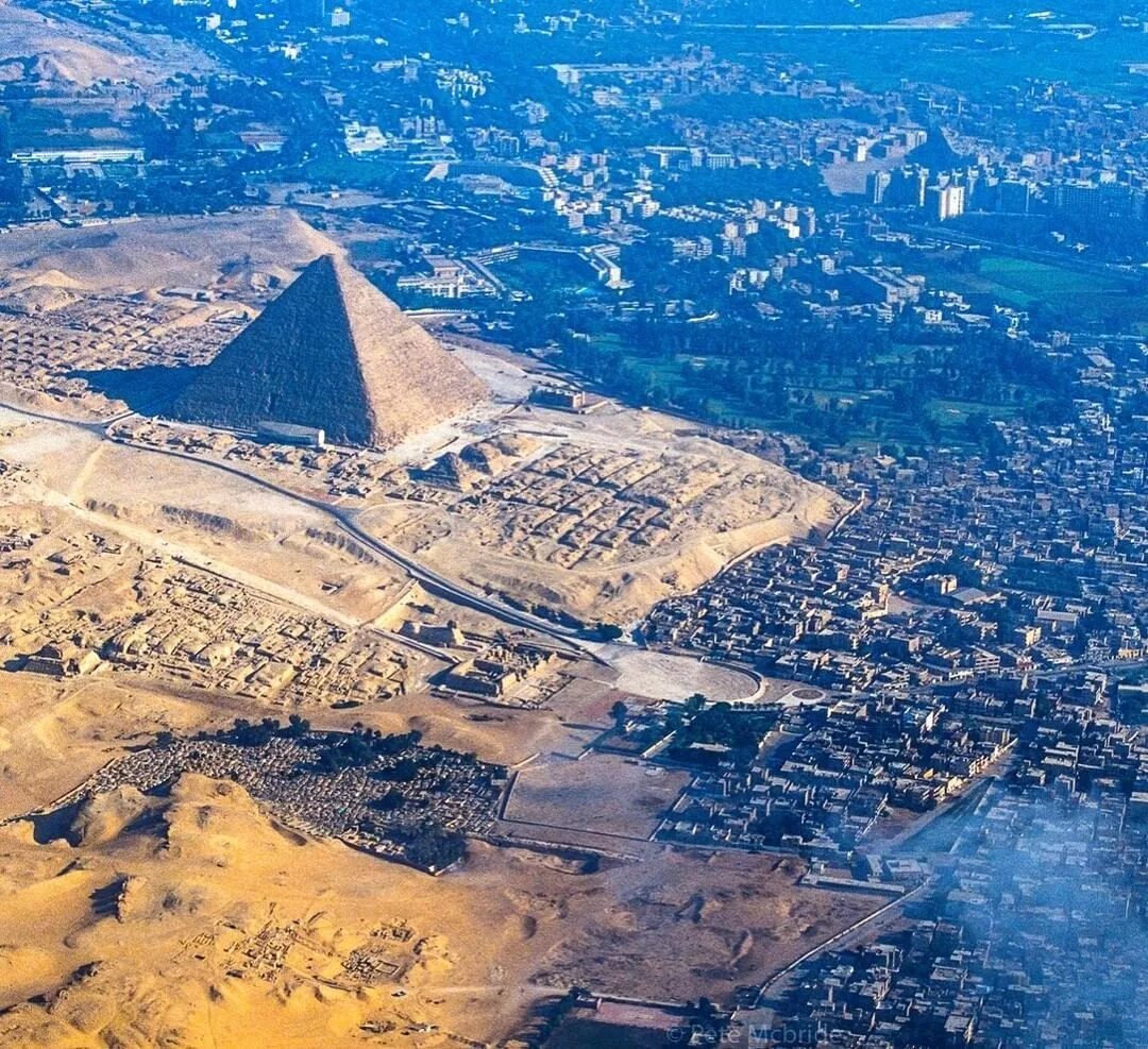В какой стране находятся пирамиды. Плато Гиза Египет. Пирамида Хеопса Каир. Пирамиды Гизы (Каир). Пирамида Хеопса (плато Гиза).