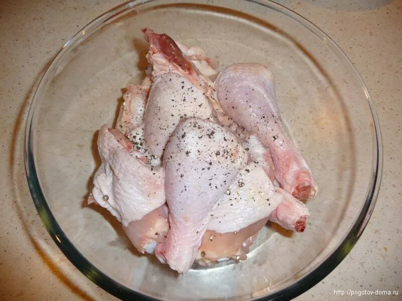 Курица замаринованная с чесноком. Фото маринованной курицы. Маринованная нарезанная курица. Куски курицы маринованные. Курица маринованная в майонезе в духовке.