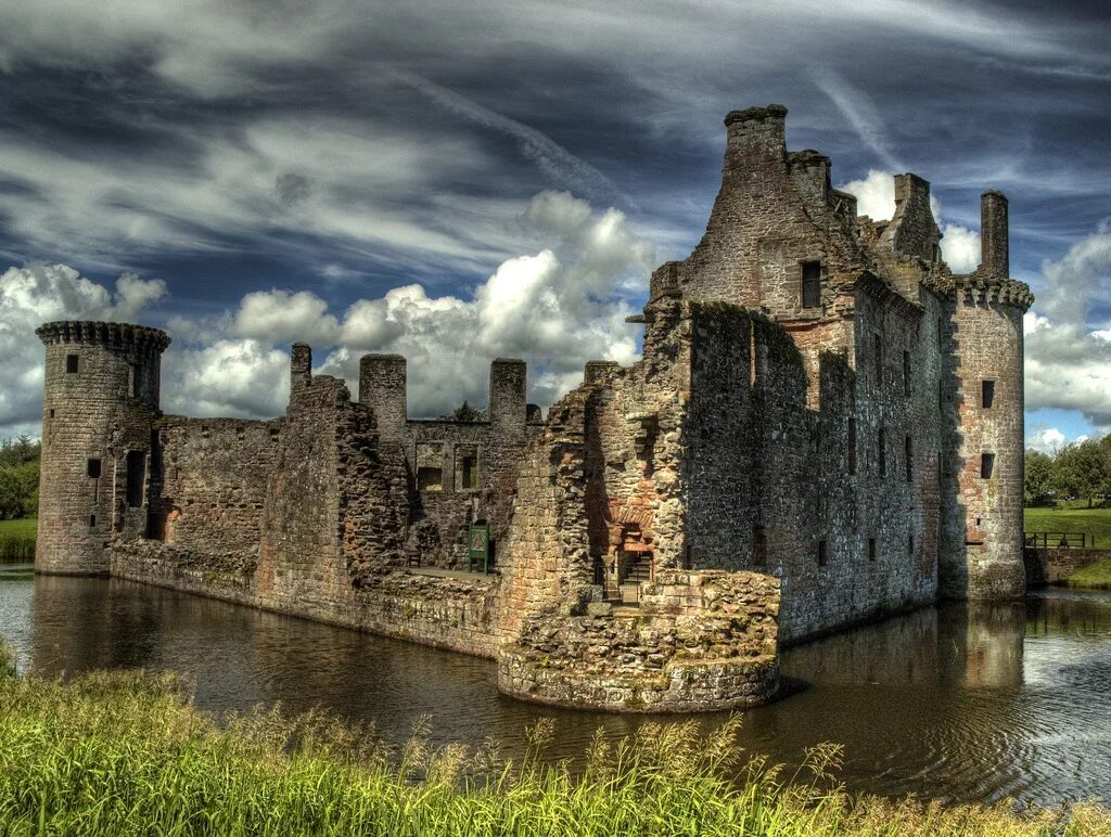 Крепости древности. Замок Керлаверок Шотландия. Замок Дамфрис Шотландия. Замок Данбар Шотландия. Англия замки средневековья.