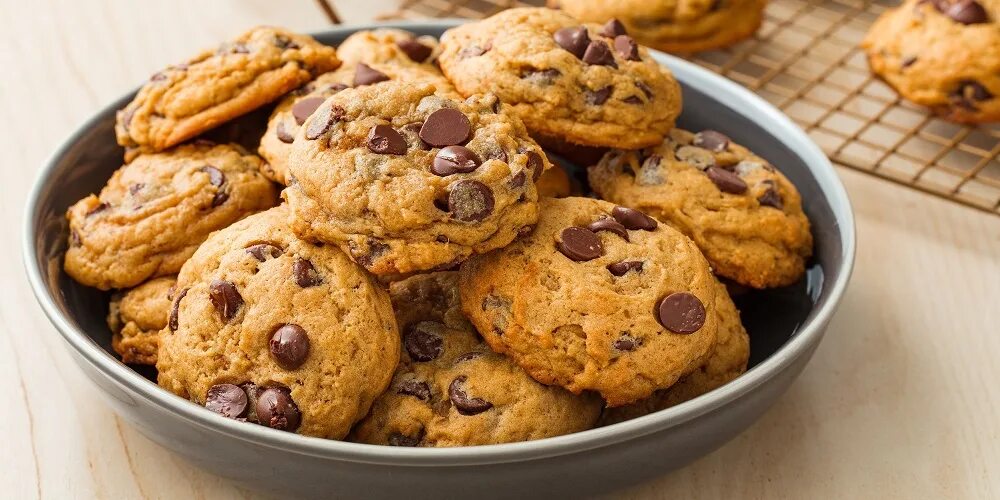 Типы cookies. Американское шоколадное печенье кукис. печенье американ кукис с шоколадом. американское печенье с шоколадными &quot;каплями&quot; (сhocolate chips cookies). печёние.