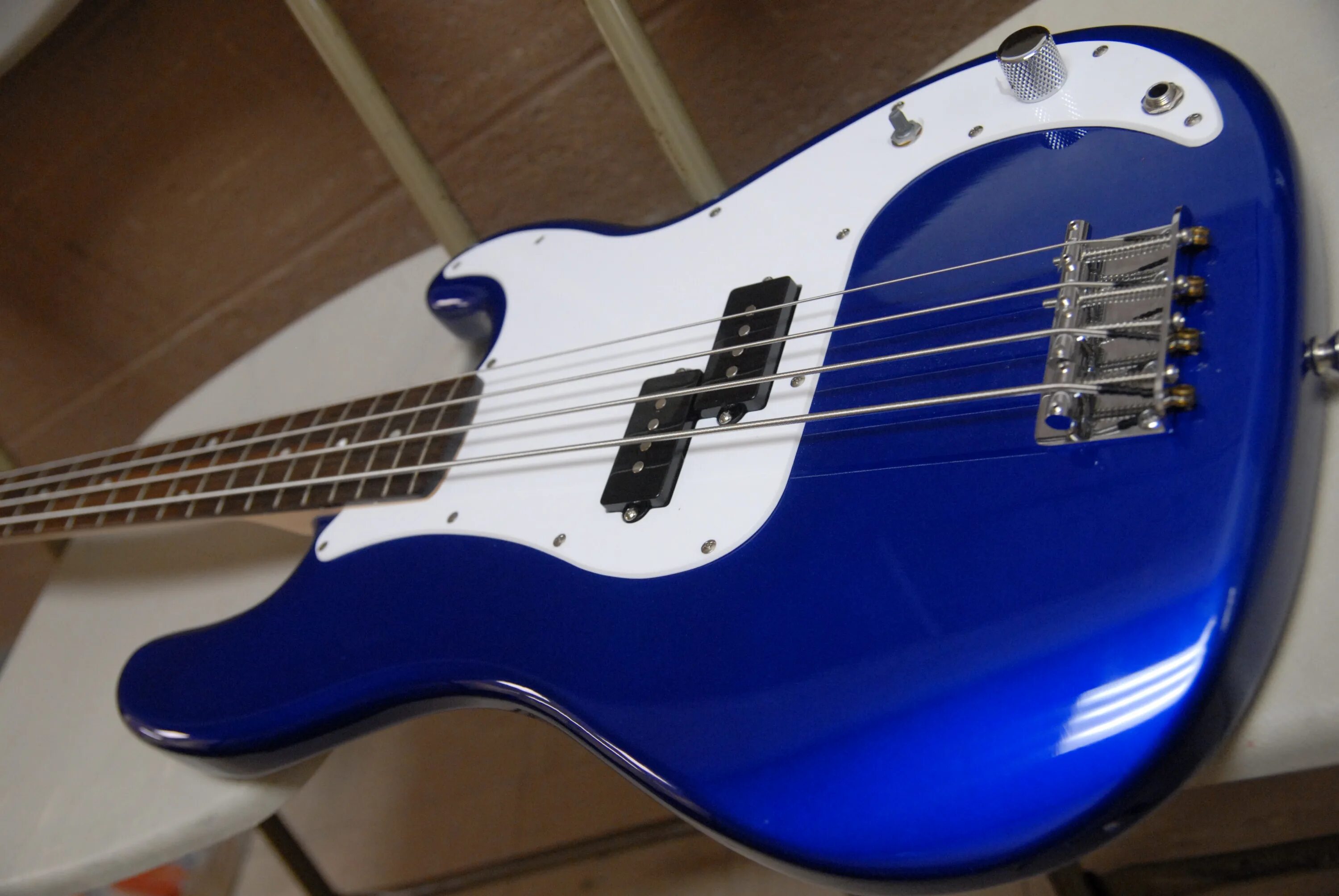 Precision Bass 5 EMG. Ibanez Bass 80s Precision. Бас гитара Blues Master. Cream Precision Bass EMG.