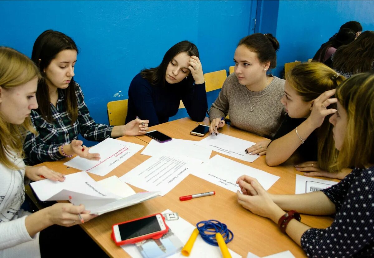 Деловая игра в школе. Тренинг для школьников. Студенты на семинаре. Школьники на семинаре. Деловая игра качество