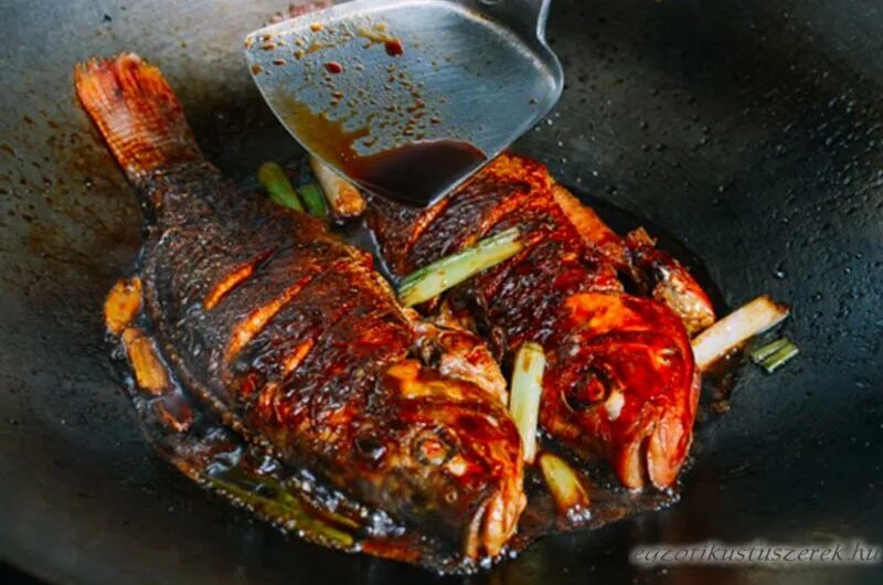 Бифштекс с грибами. Свиные стейки рибай. Тилапия блюдо. Стейк геншин. Стейк на сковороде.