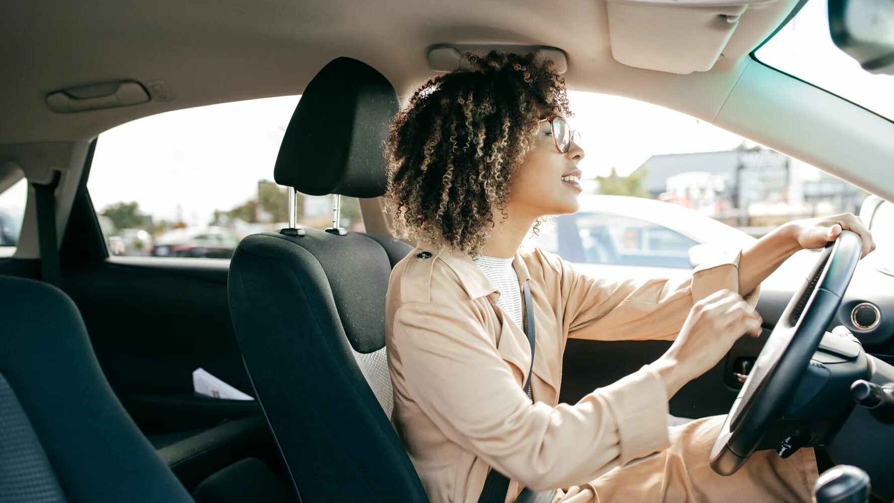 Drive a car she напиши. Drive a car. She can Drive a car как правильно. She didn't has a car. Авто скорость деньги.