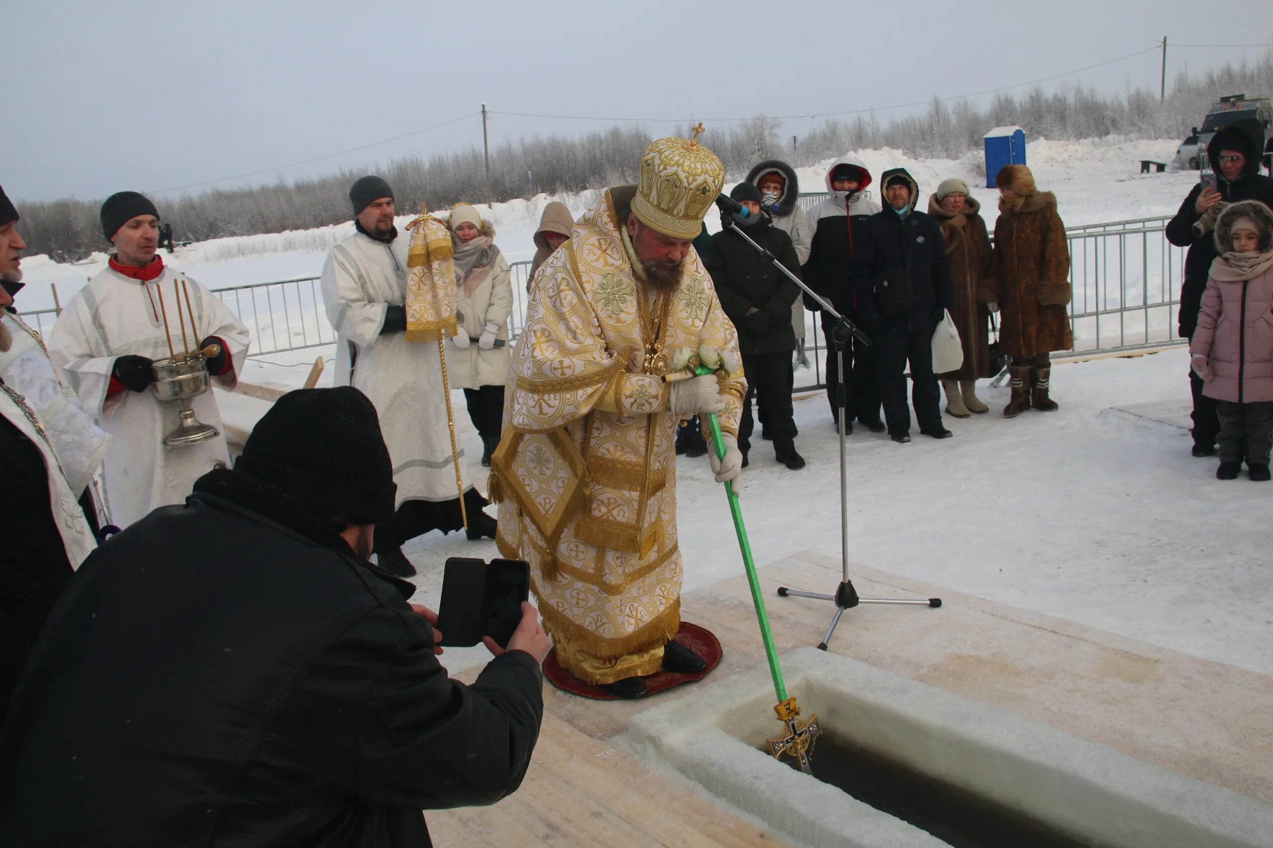 Крестины празднование. Крещение как по другому называется. Крещение церковный праздник. С крещением господним 19 января. Праздник крещение презентация.
