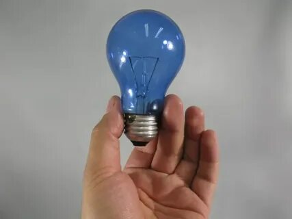 В магазин поступают электрические лампочки