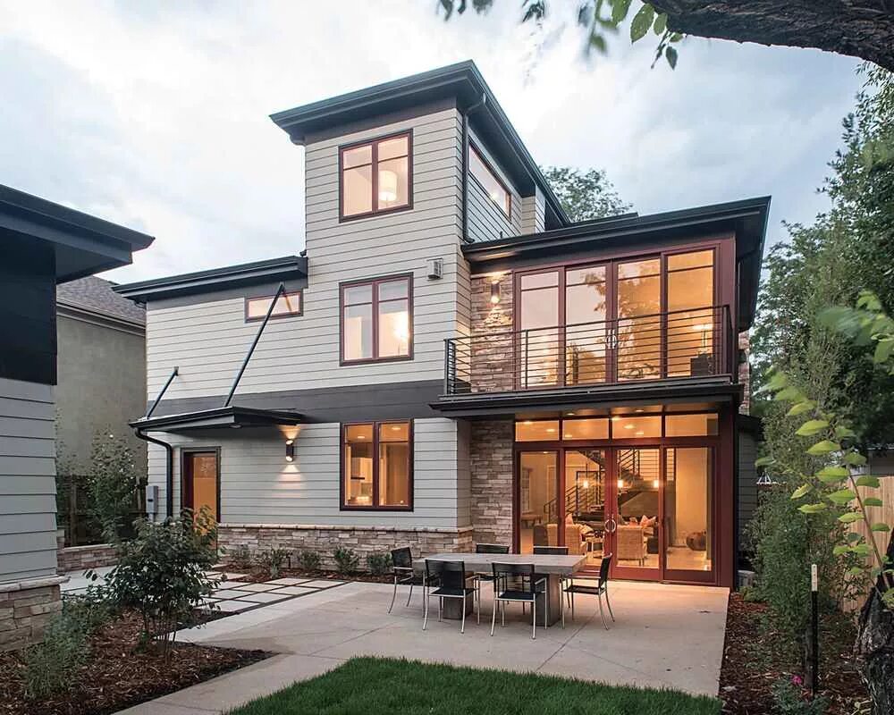 дом с панорамными окнами. двухэтажный дом с окнами в пол. дом с большими панорамными окнами. двухэтажный дом с застекленным балконом. гостиная с панорамными окнами.