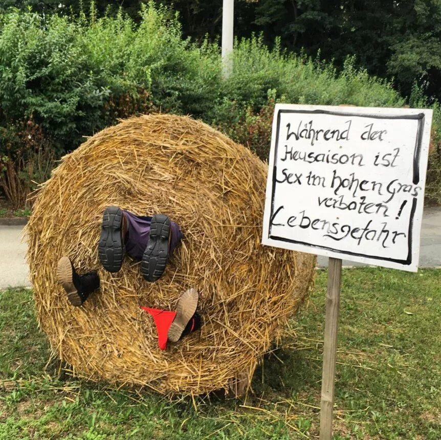 Солома в тюках. Тюк сена. Фигуры из сена. Стог соломы. Сено прикол.