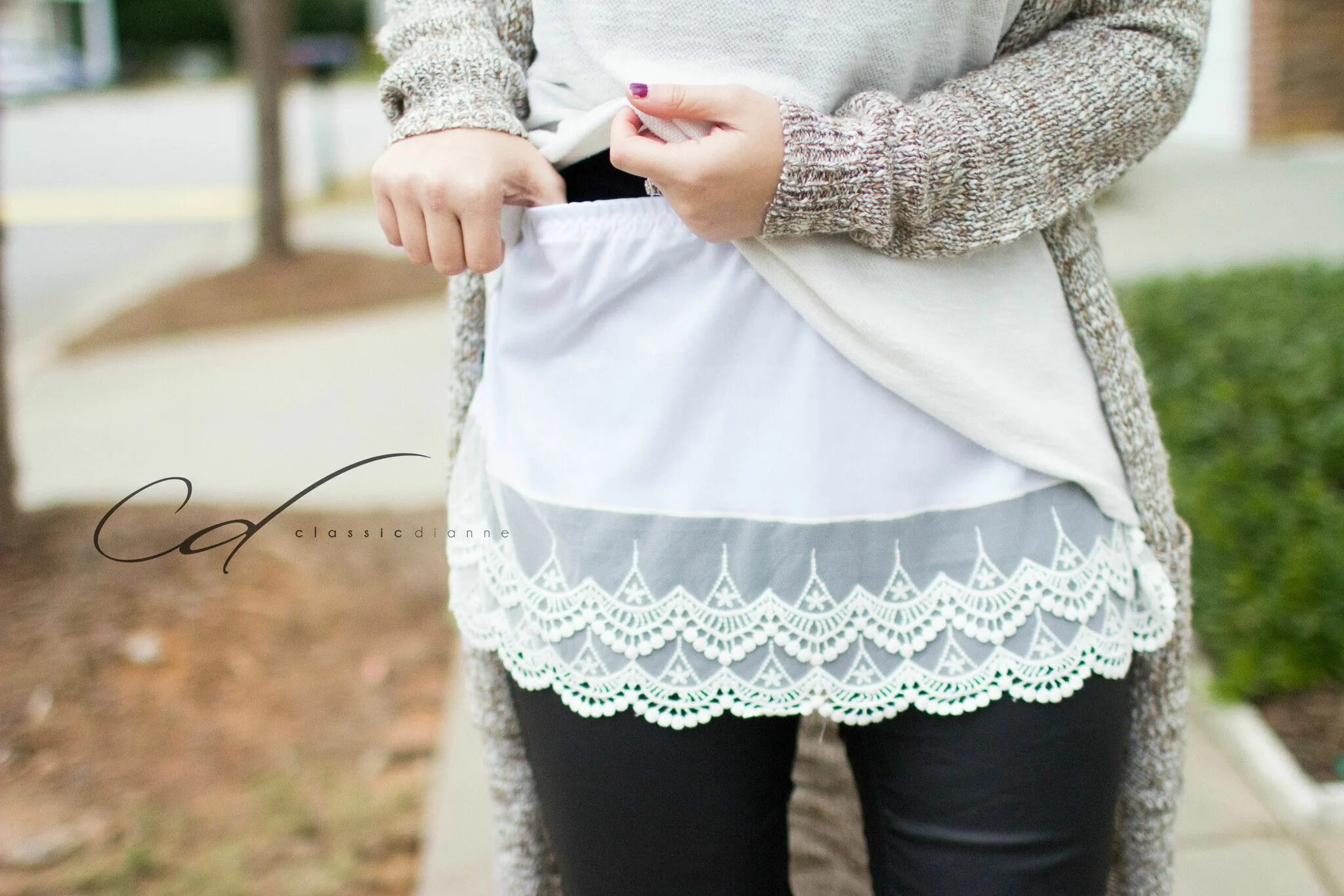 Платья с кружевной отделкой. Черное платье с кружевом по низу. Украшение юбки кружевом. Платья с кружевной тесьмой. Отделка кружевом.