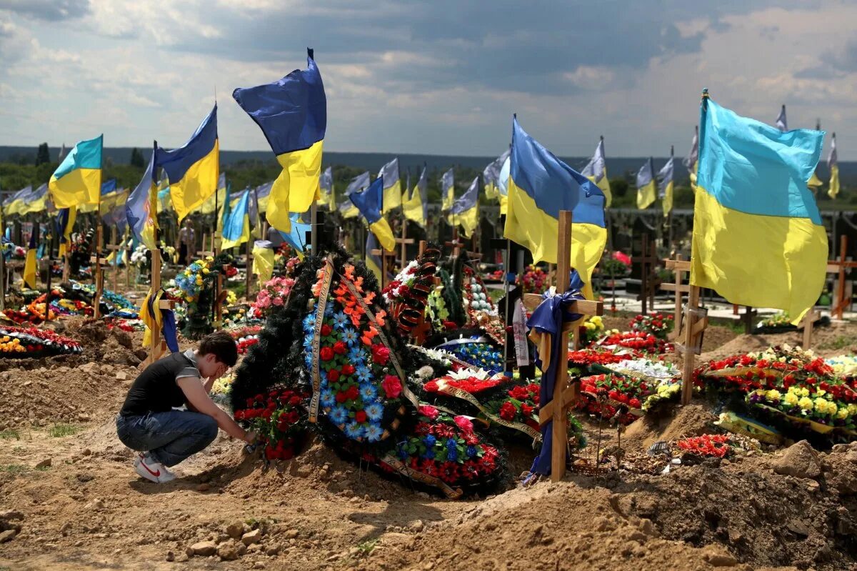 Могилы ВСУ на Украине 2022 год. Флаги на могилах военных Украины. Кладбище в Харькове украинских солдат.