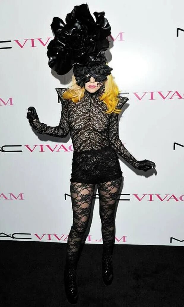 Леди гага костюмы. Странные костюмы леди Гаги. Леди Гага и ее Наряды. Леди Гага странные Наряды.