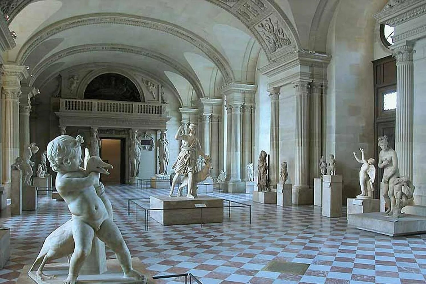 Зал древностей. Зал кариатид лувра. галерея микеланджело лувр. лувр зал античности. лувр сюлли.
