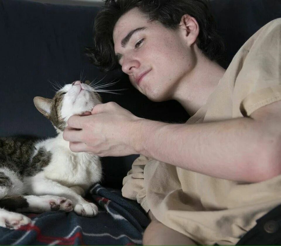 Cat boy cat day. Кошка мальчик. пацан с кошкой. boy cat home. cat boy kami.