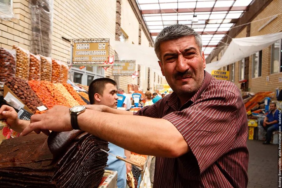 Таджик на рынке. Торговец на рынке. Торгаш на рынке. Армяне торговцы на рынке. Азербайджанцы на рынке.