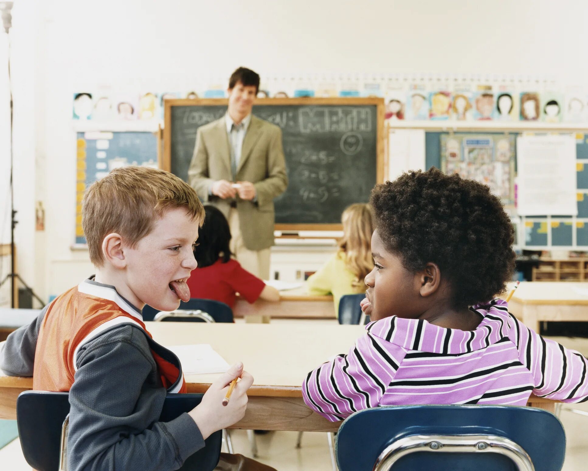 During school. Невоспитанный ученик. Невоспитанный ученик в школе. Непослушный класс. Школьные нарушения.