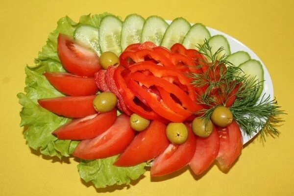 Нарезки огурцов и помидоров на стол. Овощная нарезка. Красивая овощная нарезка. Овощные нарезки на праздничный стол. Красивая овощная нарезка на праздничный.